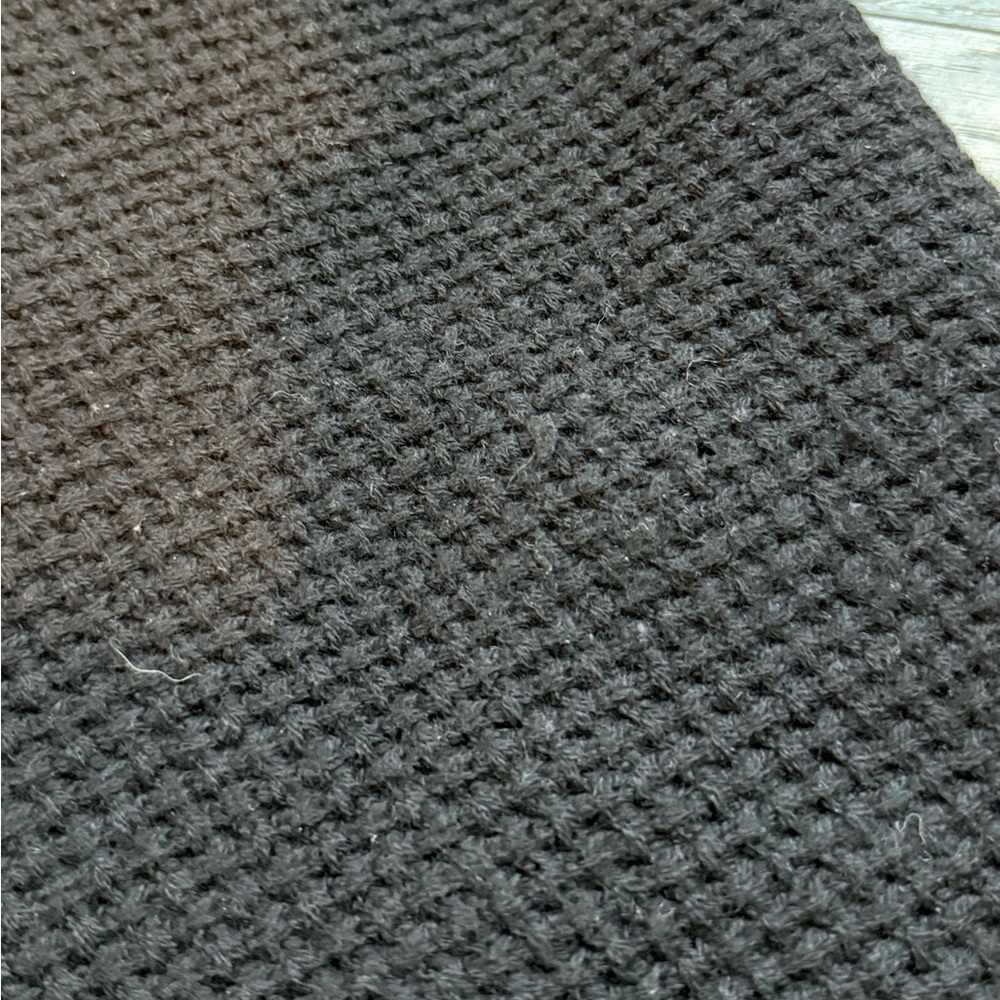 (RARE) CHANEL Black Knit 100% Cashmere Scarf With White Embroidered Emblem - Picture 4 of 5